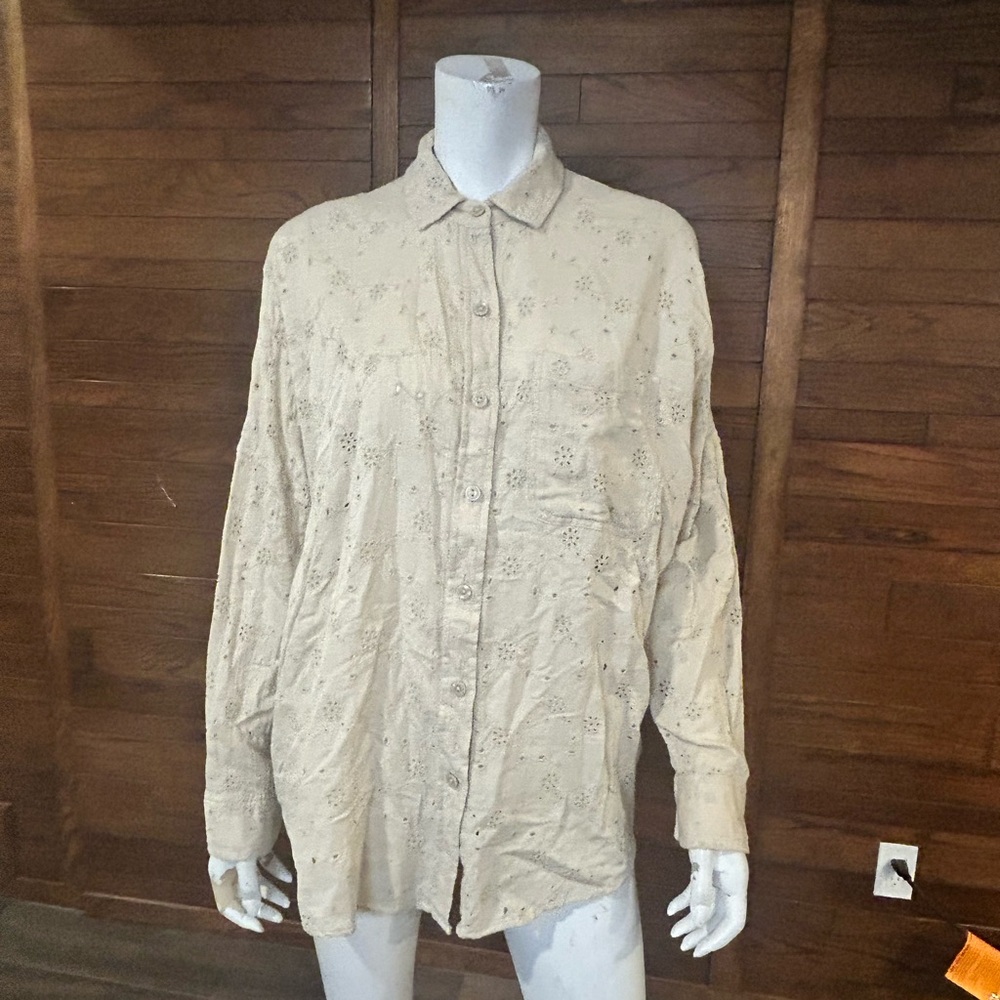 American Eagle. Oversized fit. Size extra small. Eyelet Cream Button-Up Shirt